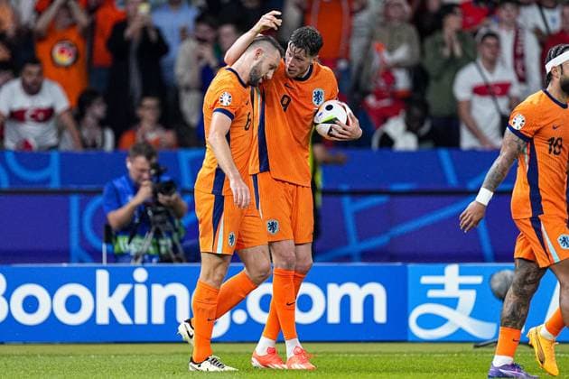 2024-07-06 Netherlands v Turkiye - Quarter-Final - UEFA EURO, EM, Europameisterschaft,Fussball 2024 BERLIN, GERMANY - JULY 6: Stefan de Vrij of the Netherlands, Wout Weghorst of the Netherlands talk after the first goal during the Quarter-Final - UEFA EURO 2024 match between Netherlands and Turkiye at Olympiastadion on July 6, 2024 in Berlin, Germany. (Photo by Joris Verwijst BSR Agency) Berlin Germany Content not available for redistribution in The Netherlands directly or indirectly through any third parties. Copyright: xBSRxAgencyx