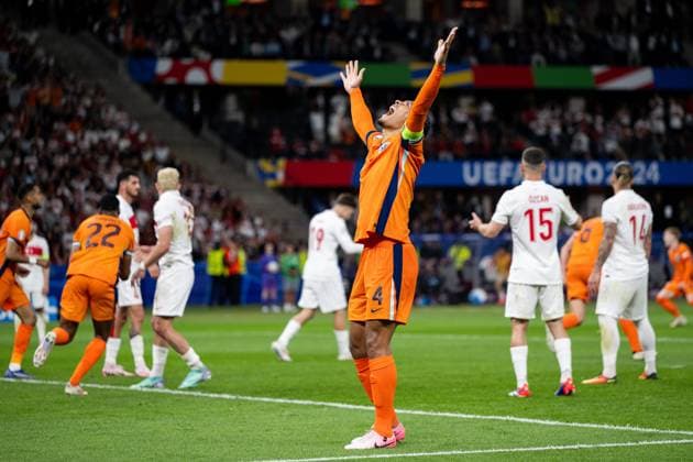 240706 Virgil van Dijk of Netherlands celebrates after 1 1 during the UEFA Euro 2024 Football Championship quarterfinal between Netherlands and Türkiye on July 6, 2024 in Berlin Photo Jesper Zerman BILDBYRAN kod JZ JZ0552 fotboll football soccer fotball fotballs em europamästerskap em uefa euro uefa european football championship euro 2024 nederländerna holland netherlands türkiye bbeng celebrate jubel  Copyright: JESPERxZERMAN BB240706JZ116