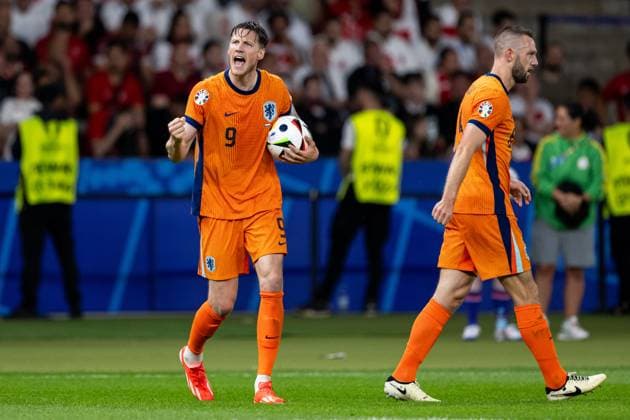 240706 Wout Weghorst of Netherlands celebrate after 1 1 during the UEFA Euro 2024 Football Championship quarterfinal between Netherlands and Türkiye on July 6, 2024 in Berlin Photo Jesper Zerman BILDBYRAN kod JZ JZ0552 fotboll football soccer fotball fotballs em europamästerskap em uefa euro uefa european football championship euro 2024 nederländerna holland netherlands türkiye bbeng celebrate jubel  Copyright: JESPERxZERMAN BB240706JZ117
