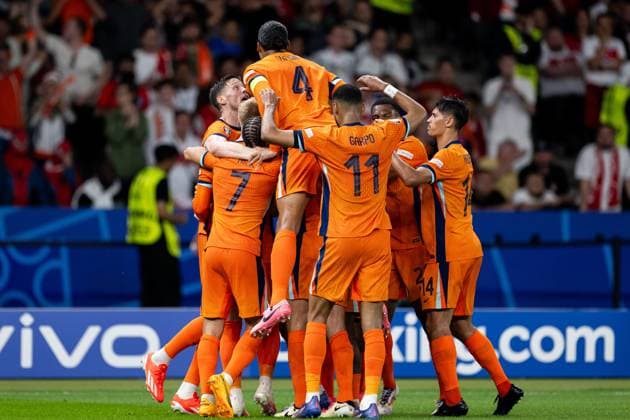 240706 Players of Netherlands celebrate after 1 1 during the UEFA Euro 2024 Football Championship quarterfinal between Netherlands and Türkiye on July 6, 2024 in Berlin Photo Jesper Zerman BILDBYRAN kod JZ JZ0552 fotboll football soccer fotballs em europamästerskap em uefa euro uefa european football championship euro 2024 nederländerna holland netherlands türkiye bbeng celebrate jubel  Copyright: JESPERxZERMAN BB240706JZ118