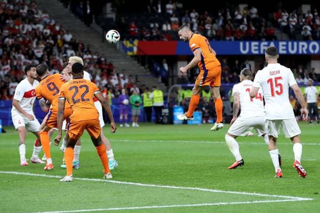 06 07 2024, xtgx, Football EM 2024 1 4 Final, Netherlands Turkey emspor, v l Stefan de Vrij Netherlands scores the goal 1 1 UEFA REGULATIONS PROHIBIT ANY USE OF PHOTOGRAPHS as IMAGE SEQUENCES and or QUASI VIDEO Berlin