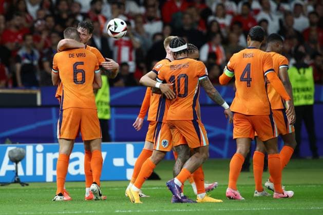 06 07 2024, xtgx, Football EM 2024 1 4 Final, Netherlands Turkey emspor, v l Goal celebration after the goal to celebrate the goal celebrate 1 1 by Stefan de Vrij Netherlands UEFA REGULATIONS PROHIBIT ANY USE OF PHOTOGRAPHS as IMAGE SEQUENCES and or QUASI VIDEO Berlin