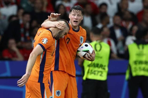 06 07 2024, xtgx, Football EM 2024 1 4 Final, Netherlands Turkey emspor, v l Goal celebration after the goal to celebrate the goal celebrate 1 1 by Stefan de Vrij Netherlands Wout Weghorst Netherlands UEFA REGULATIONS PROHIBIT ANY USE OF PHOTOGRAPHS as IMAGE SEQUENCES and or QUASI VIDEO Berlin