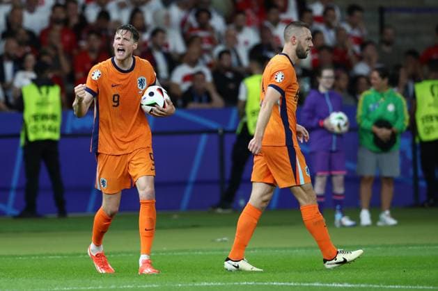 06 07 2024, xtgx, Football EM 2024 1 4 Final, Netherlands Turkey emspor, v l Goal celebration after the goal to celebrate the goal celebrate 1 1 by Stefan de Vrij Netherlands Wout Weghorst Netherlands UEFA REGULATIONS PROHIBIT ANY USE OF PHOTOGRAPHS as IMAGE SEQUENCES and or QUASI VIDEO Berlin