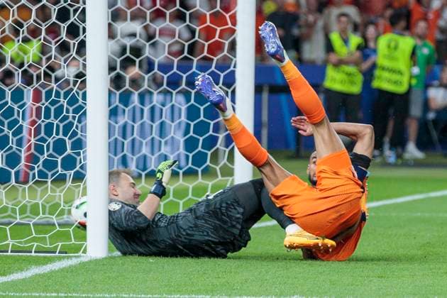 UEFA EURO 2024 Netherlands Turkey 06 07 2024 Cody Gakpo Netherlands, 11 scores the goal against Mert Günok Turkey, 1 UEFA EURO 2024 quarter-final Netherlands Turkey Olympiastadion Berlin, Berlin on 06 07 2024 Copyright: xBEAUTIFULxSPORTS Meuselx