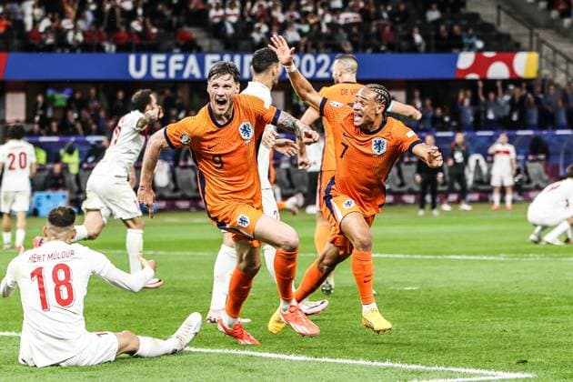 Sport, Football, UEFA EURO 2024 quarter-final Netherlands Turkey 06 07 2024, Olympiastadion Berlin Wout Weghorst Netherlands, 9 Xavi Quentin Shay Simons Netherlands, 7 cheering after the goal for 2 1 by Cody Gakpo Netherlands, 11 Berlin Olympiastadion Berlin Berlin Germany