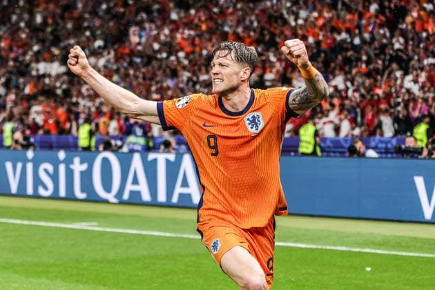 Sport, Football, UEFA EURO 2024 quarter-final Netherlands Turkey 06 07 2024, Olympiastadion Berlin Wout Weghorst Netherlands, 9 celebrates after scoring the 2 1 goal by Cody Gakpo Netherlands, 11 Berlin Olympiastadion Berlin Berlin Germany