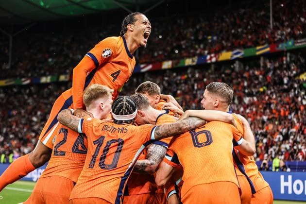 Sport, Soccer, UEFA EURO 2024 Quarterfinal Netherlands Turkey 06 07 2024, Olympiastadion Berlin Goal celebration Netherlands after the goal to 2 1 by Cody Gakpo Netherlands, 11 the players are happy about the goal Berlin Olympiastadion Berlin Berlin Germany