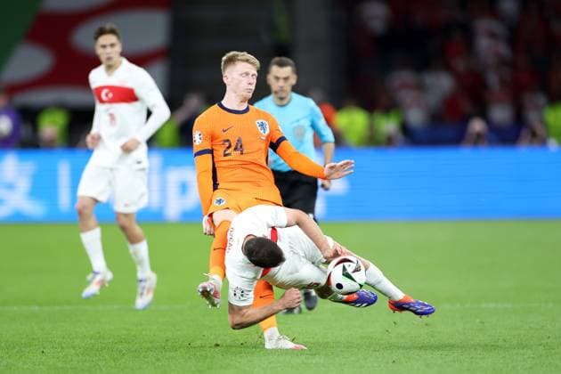 BERLIN 06.07.2024 MECZ 1 4 FINALU CWIERCFINAL MISTRZOSTW EUROPY 2024: HOLANDIA - TURCJA --- QUARTERFINAL UEFA EURO, EM, Europameisterschaft,Fussball 2024 MATCH: THE NETHERLANDS - TURKEY JERDY SCHOUTEN SALIH OZCAN FOT. PIOTR KUCZA FOTOPYK NEWSPIX.PL --- Newspix.pl  240706PYK1026