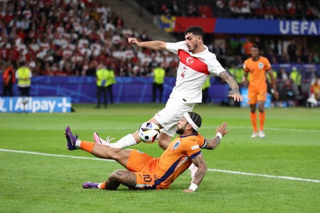 BERLIN 06.07.2024 MECZ 1 4 FINALU CWIERCFINAL MISTRZOSTW EUROPY 2024: HOLANDIA - TURCJA --- QUARTERFINAL UEFA EURO, EM, Europameisterschaft,Fussball 2024 MATCH: THE NETHERLANDS - TURKEY SAMET AKAYDIN MEMPHIS DEPAY FOT. PIOTR KUCZA FOTOPYK NEWSPIX.PL --- Newspix.pl  240706PYK1028
