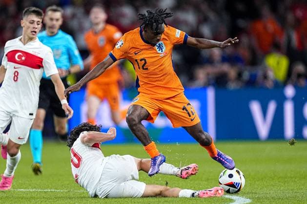 2024-07-06 Netherlands v Turkiye - Quarter-Final - UEFA EURO, EM, Europameisterschaft,Fussball 2024 BERLIN, GERMANY - JULY 6: Ferdi Kadioglu of Turkiye tackles Jeremy Frimpong of the Netherlands during the Quarter-Final - UEFA EURO 2024 match between Netherlands and Turkiye at Olympiastadion on July 6, 2024 in Berlin, Germany. (Photo by Joris Verwijst BSR Agency) Berlin Germany Content not available for redistribution in The Netherlands directly or indirectly through any third parties. Copyright: xBSRxAgencyx