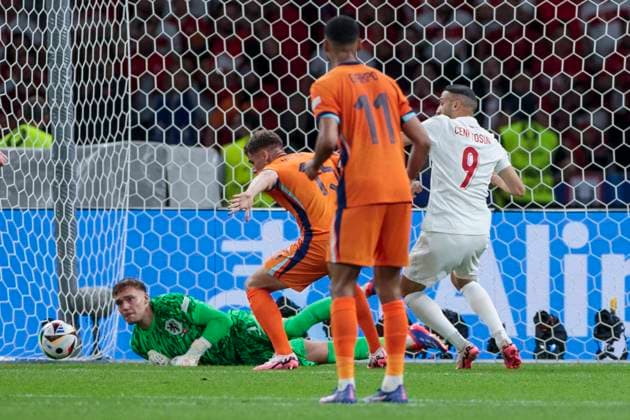 UEFA EURO 2024 Netherlands Turkey 06 07 2024 Cenk Tosun Turkey, 9 with a great chance UEFA EURO 2024 quarter-final Netherlands Turkey Olympiastadion Berlin, Berlin on 06 07 2024 Copyright: xBEAUTIFULxSPORTS Meuselx