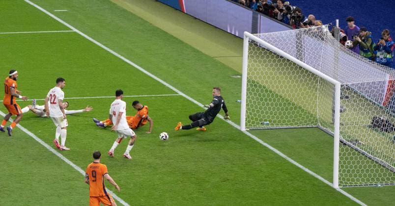 Football, Men, Season 2023 24, UEFA Euro EM 2024, Quarterfinals in Berlin, Netherlands Turkey, Cody Gakpo 2 v r , Netherlands scores the goal to 2 1 against Towart Mert Günok Cakir Turkey , 06 07 2024, Copyright: xMatthiasxKochx