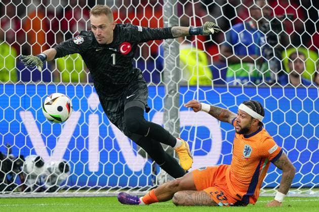Memphis Depay of the Netherlands fight for the ball withTurkey s goalkeeper Mert Gunok during the Euro 2024 soccer match between Netherlands and Turkey at the Berlin Olympiastadion , Berlin, Germany - Saturday 06 july 2024. - Soccer .  Copyright: xSpada LaPressex