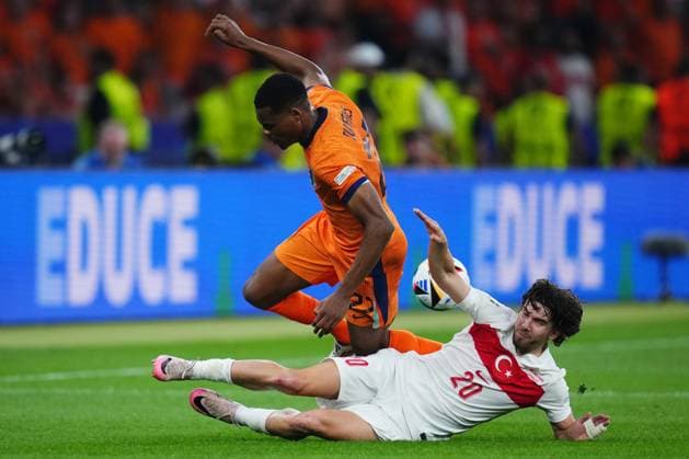 GER: Netherlands v Turkiye. UEFA EURO, EM, Europameisterschaft,Fussball 2024 Ferdi Kadioglu of Turkiye and Denzel Dumfries of Netherlands during the UEFA Euro 2024 match between Netherlands and Turkiye. Quarter Finals, played at Olympiastadion on July 6, 2024 in Berlin, Germany. kpng Copyright: xBaguxBlancox xPRESSINPHOTOx PS_240706_HOL_TUR_029