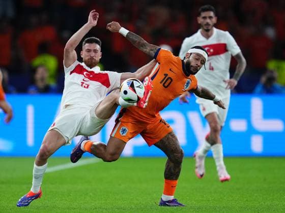 GER: Netherlands v Turkiye. UEFA EURO, EM, Europameisterschaft,Fussball 2024 Salih Ozcan of Turkiye and Memphis Depay of Netherlands during the UEFA Euro 2024 match between Netherlands and Turkiye. Quarter Finals, played at Olympiastadion on July 6, 2024 in Berlin, Germany. kpng Copyright: xBaguxBlancox xPRESSINPHOTOx PS_240706_HOL_TUR_032