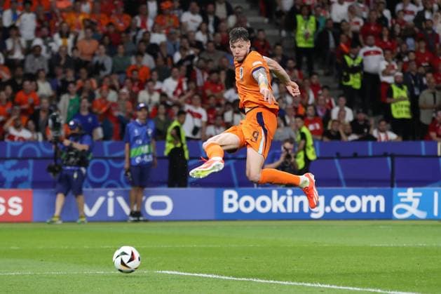 06 07 2024, xtgx, European Football Championship 2024 1 4 Final, Netherlands Turkey emspor, v l Wout Weghorst Netherlands UEFA REGULATIONS PROHIBIT ANY USE OF PHOTOGRAPHS as IMAGE SEQUENCES and or QUASI VIDEO Berlin