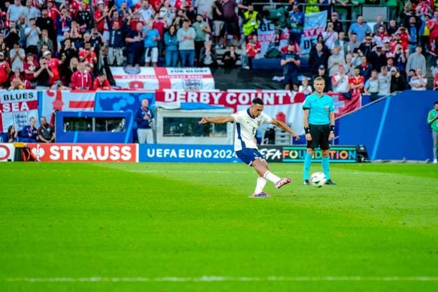 EURO 2024 - Quarter-Finals: England vs. Switzerland Trent Alexander-Arnold scores the winning penalty to send England through to the semi-finals during the EURO 2024 Quarter-Final match between England and Switzerland on 06 July 2024, at Duesseldorf Arena, in Duesseldorf, Germany Duesseldorf Duesseldorf Arena Germany Copyright: xAlexandraxFechetex _ADR4204