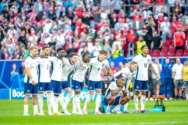 EURO 2024 - Quarter-Finals: England vs. Switzerland England looks on, as Trent Alexander-Arnold scores the winning penalty to send them through to the semi-finals during the EURO 2024 Quarter-Final match between England and Switzerland on 06 July 2024, at Duesseldorf Arena, in Duesseldorf, Germany Duesseldorf Duesseldorf Arena Germany Copyright: xAlexandraxFechetex DSC04631