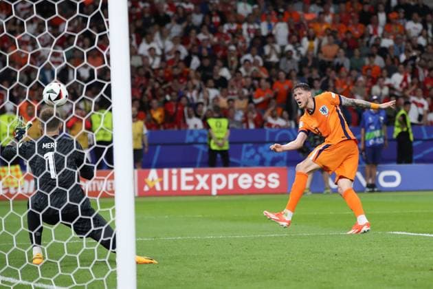 06 07 2024, xtgx, European Football Championship 2024 1 4 Final, Netherlands Turkey emspor, v l Mert Günok Turkey Turkey Wout Weghorst Netherlands UEFA REGULATIONS PROHIBIT ANY USE OF PHOTOGRAPHS as IMAGE SEQUENCES and or QUASI VIDEO Berlin