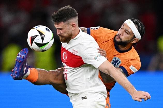 Germany Soccer Euro 2024 Netherlands - Turkey 8724131 06.07.2024 Netherlands Memphis Depay, left, and Turkey s Salih Ozcan struggle for a ball during the UEFA EURO, EM, Europameisterschaft,Fussball 2024 quarter final soccer match between Netherlands and Turkey at the Olympiastadion in Berlin, Germany. Alexey Filippov Sputnik Berlin Germany  Copyright: xAlexeyxFilippovx
