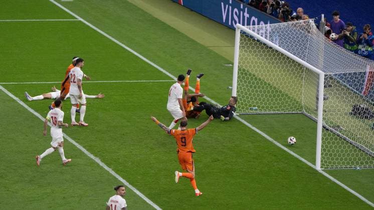 Football, Men, Season 2023 24, UEFA Euro EM 2024, Quarterfinals in Berlin, Netherlands Turkey, Cody Gakpo 2 v r , Netherlands scores the goal to 2 1 against Towart Mert Günok Cakir Turkey , 06 07 2024, Copyright: xMatthiasxKochx