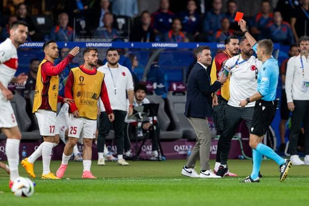 240706 Referee Clement Turpin shows a red card during the UEFA Euro 2024 Football Championship quarterfinal between Netherlands and Türkiye on July 6, 2024 in Berlin Photo Jesper Zerman BILDBYRAN kod JZ JZ0552 fotboll football soccer fotball fotballs em europamästerskap em uefa euro uefa european football championship euro 2024 nederländerna holland netherlands türkiye bbeng  Copyright: JESPERxZERMAN BB240706JZ146