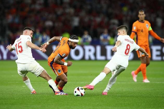 06 07 2024, xtgx, Football EM 2024 1 4 Final, Netherlands Turkey emspor, v l Salih Özcan Turkey Turkey Memphis Depay Netherlands Arda Güler Turkey Turkey Turkey duel, action, action, battle for the ball UEFA REGULATIONS PROHIBIT ANY USE OF PHOTOGRAPHS as IMAGE SEQUENCES and or QUASI VIDEO Berlin