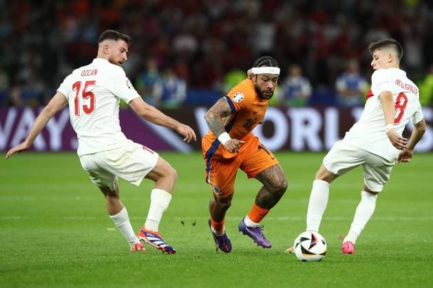 06 07 2024, xtgx, Football EM 2024 1 4 Final, Netherlands Turkey emspor, v l Salih Özcan Turkey Turkey Memphis Depay Netherlands Arda Güler Turkey Turkey Turkey duel, action, action, battle for the ball UEFA REGULATIONS PROHIBIT ANY USE OF PHOTOGRAPHS as IMAGE SEQUENCES and or QUASI VIDEO Berlin