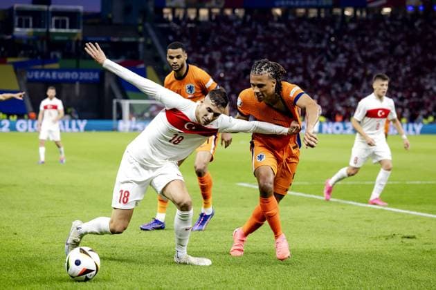 BERLIN - Mert Muldur of Turkey and Nathan Ake of Holland (l-r) during the UEFA EURO, EM, Europameisterschaft,Fussball 2024 quarter-final match between the Netherlands and Turkey at the Olympiastadion on July 6, 2024 in Berlin, Germany. ANP KOEN VAN WEEL UEFA EURO 2024 2024 xVIxANPxSportx xxANPxIVx 502922034 originalFilename: 502922034.jpg
