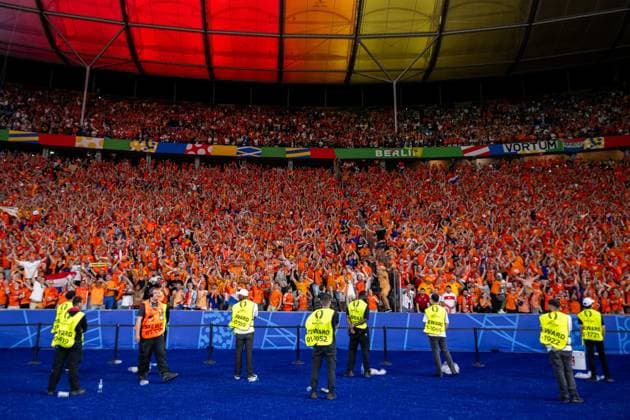 240706 Supporters of Netherlands after the UEFA Euro 2024 Football Championship quarterfinal between Netherlands and Türkiye on July 6, 2024 in Berlin Photo Jesper Zerman BILDBYRAN kod JZ JZ0552 fotboll football soccer fotball fotballs em europamästerskap em uefa euro uefa european football championship euro 2024 nederländerna holland netherlands türkiye bbeng audience crowd  Copyright: JESPERxZERMAN BB240706JZ150
