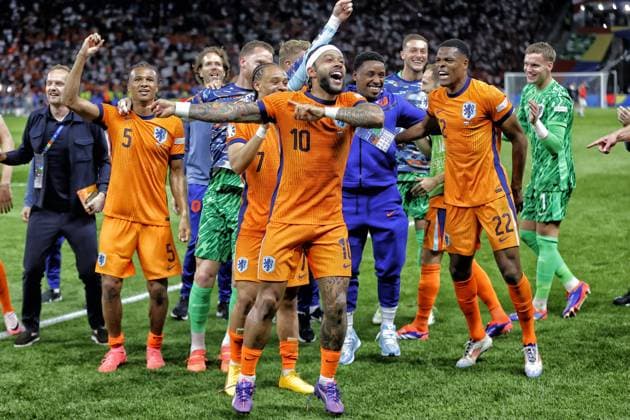 BERLIN, 06-07-2024, Olympia Stadium , European Football Championship Euro2024, Quarter finals match no.47 between Netherlands and Turkiye . Memphis Depay and Oranje celebrate the win after the game 2-1 Netherlands - Turkiye (Euro2024)  x25699275x Copyright: