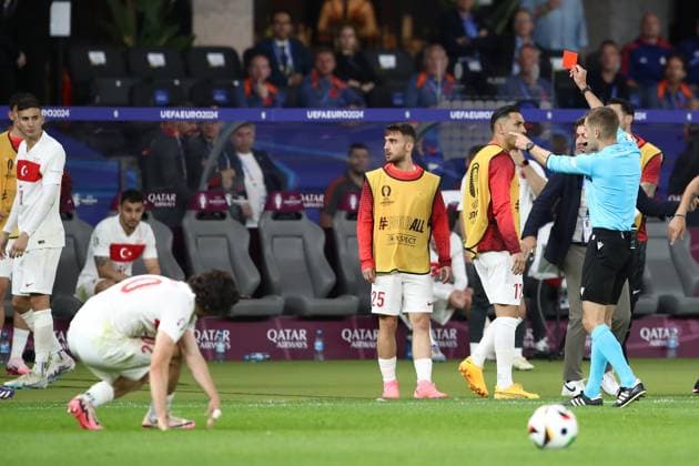 06 07 2024, xtgx, European Football Championship 2024 1 4 Final, Netherlands Turkey emspor, v l Referee Referee Clemont Turpin France shows Bwertug Özgür Yildirim Turkey Turkey the red card UEFA REGULATIONS PROHIBIT ANY USE OF PHOTOGRAPHS as IMAGE SEQUENCES and or QUASI VIDEO Berlin