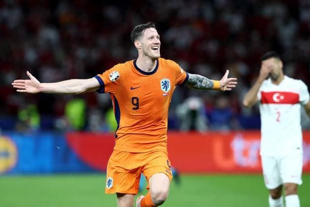06 07 2024, xtgx, Football EM 2024 1 4 Final, Netherlands Turkey emspor, v l jubilation, joy, emotions about the victory with Wout Weghorst Netherlands UEFA REGULATIONS PROHIBIT ANY USE OF PHOTOGRAPHS as IMAGE SEQUENCES and or QUASI VIDEO Berlin