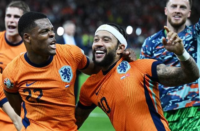 Germany Soccer Euro 2024 Netherlands - Turkey 8724150 06.07.2024 Netherlands Denzel Dumfries, left, and Memphis Depay celebrate team s victory in the UEFA EURO, EM, Europameisterschaft,Fussball 2024 quarter final soccer match between Netherlands and Turkey at the Olympiastadion in Berlin, Germany. Alexey Filippov Sputnik Berlin Germany  Copyright: xAlexeyxFilippovx