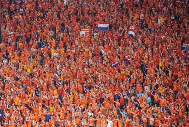 Football, Men, Season 2023 24, UEFA Euro EM 2024, Quarterfinals in Berlin, Netherlands Turkey, Fans of the Netherlands, Cheering after the final whistle, 06 07 2024, Copyright: xMatthiasxKochx