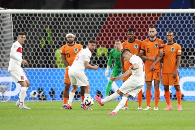 06 07 2024, xtgx, Football EM 2024 1 4 Final, Netherlands Turkey emspor, v l Arda Güler Turkey Turkey Free kick Bart Verbruggen Netherlands UEFA REGULATIONS PROHIBIT ANY USE OF PHOTOGRAPHS as IMAGE SEQUENCES and or QUASI VIDEO Berlin