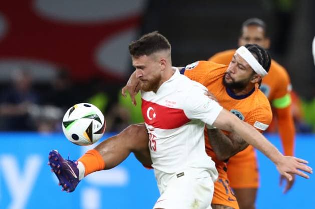 06 07 2024, xtgx, Football EM 2024 1 4 Final, Netherlands Turkey emspor, v l Salih Özcan Turkey Turkey Memphis Depay Netherlands duel, action, action, battle for the ball UEFA REGULATIONS PROHIBIT ANY USE OF PHOTOGRAPHS as IMAGE SEQUENCES and or QUASI VIDEO Berlin