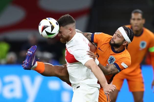 06 07 2024, xtgx, Football EM 2024 1 4 Final, Netherlands Turkey emspor, v l Salih Özcan Turkey Turkey Memphis Depay Netherlands duel, action, action, battle for the ball UEFA REGULATIONS PROHIBIT ANY USE OF PHOTOGRAPHS as IMAGE SEQUENCES and or QUASI VIDEO Berlin