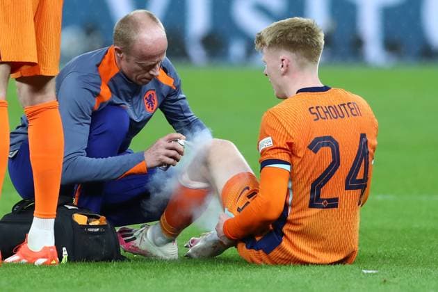 06 07 2024, xtgx, Football EM 2024 1 4 Final, Netherlands Turkey emspor, v l Jerdy Schouten Netherlands with pain, injured, injury UEFA REGULATIONS PROHIBIT ANY USE OF PHOTOGRAPHS as IMAGE SEQUENCES and or QUASI VIDEO Berlin