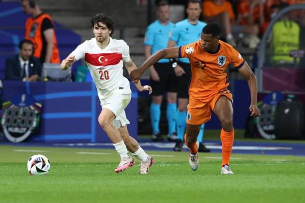 06 07 2024, xtgx, Football EM 2024 1 4 Final, Netherlands Turkey emspor, v l Ferdi Erenay Kadioglu Turkey Turkey Denzel Dumfries Netherlands duel, action, action, battle for the ball UEFA REGULATIONS PROHIBIT ANY USE OF PHOTOGRAPHS as IMAGE SEQUENCES and or QUASI VIDEO Berlin