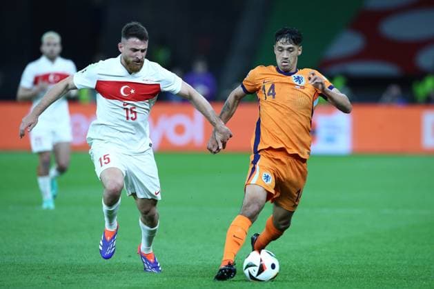 06 07 2024, xtgx, Football EM 2024 1 4 Final, Netherlands Turkey emspor, v l Salih Özcan Turkey Turkey Tijjani Reijnders Netherlands duel, action, action, battle for the ball UEFA REGULATIONS PROHIBIT ANY USE OF PHOTOGRAPHS as IMAGE SEQUENCES and or QUASI VIDEO Berlin