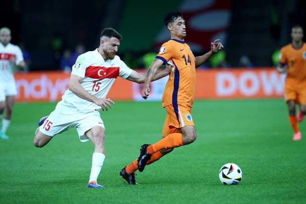 06 07 2024, xtgx, Football EM 2024 1 4 Final, Netherlands Turkey emspor, v l Salih Özcan Turkey Turkey Tijjani Reijnders Netherlands duel, action, action, battle for the ball UEFA REGULATIONS PROHIBIT ANY USE OF PHOTOGRAPHS as IMAGE SEQUENCES and or QUASI VIDEO Berlin