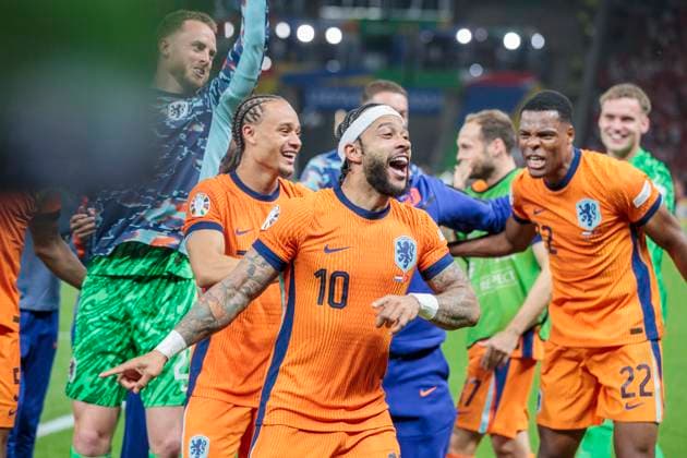UEFA EURO 2024 Netherlands Turkey 06 07 2024 The Dutch around Memphis Depay Netherlands, 10 cheer with the fans UEFA EURO 2024 quarter-final Netherlands Turkey Olympiastadion Berlin, Berlin on 06 07 2024 Copyright: xBEAUTIFULxSPORTS Meuselx