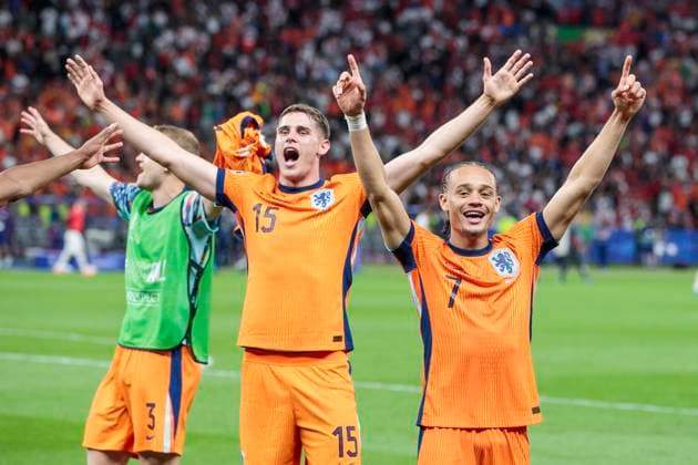 UEFA EURO 2024 Netherlands Turkey 06 07 2024 Xavi Simons Netherlands, 7 , Micky van de Ven Netherlands, 15 cheer UEFA EURO 2024 quarter-final Netherlands Turkey Olympiastadion Berlin, Berlin on 06 07 2024 Copyright: xBEAUTIFULxSPORTS Meuselx