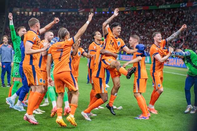 UEFA EURO 2024 Netherlands Turkey 06 07 2024 The Dutch are celebrated by the fans after the final whistle Xavi Simons Netherlands, 7 , Tijjani Reijnders Netherlands, 14 UEFA EURO 2024 Quarter-final Netherlands Turkey Olympiastadion Berlin, Berlin on 06 07 2024 Copyright: xBEAUTIFULxSPORTS Meuselx