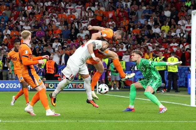 DEU, FIFA, EM 2024, NED vs TUR, 06 07 2024, Berliner Olympiastadion, Berlin, DEU, FIFA, EM 2024, NED vs TUR, in the picture Bart Verbruggen NED 1 , Stefan De Vrij NED 6 , Abduelkerim Bardakci TUR 14 Photo Juergen Engler nordphoto GmbH nordphotoxGmbHx xEngler nph00076
