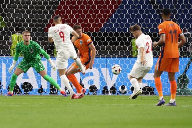 06 07 2024, xtgx, European Football Championship 2024 1 4 Final, Netherlands Turkey emspor, v l Bart Verbruggen Netherlands Micky van de Ven Netherlands Cenk Tosun Turkey Turkey duel, action, action, battle for the ball Semih Kilicsoy Turkey Turkey UEFA REGULATIONS PROHIBIT ANY USE OF PHOTOGRAPHS as IMAGE SEQUENCES and or QUASI VIDEO Berlin