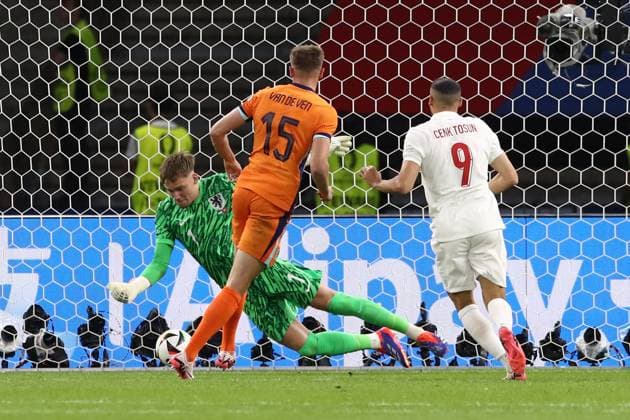 06 07 2024, xtgx, Football EM 2024 1 4 Final, Netherlands Turkey emspor, v l Bart Verbruggen Netherlands Micky van de Ven Netherlands Cenk Tosun Turkey Turkey duel, action, action, battle for the ball UEFA REGULATIONS PROHIBIT ANY USE OF PHOTOGRAPHS as IMAGE SEQUENCES and or QUASI VIDEO Berlin
