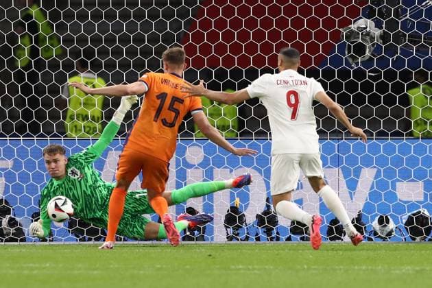 06 07 2024, xtgx, Football EM 2024 1 4 Final, Netherlands Turkey emspor, v l Bart Verbruggen Netherlands Micky van de Ven Netherlands Cenk Tosun Turkey Turkey duel, action, action, battle for the ball UEFA REGULATIONS PROHIBIT ANY USE OF PHOTOGRAPHS as IMAGE SEQUENCES and or QUASI VIDEO Berlin